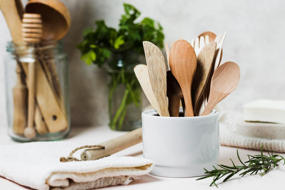 wooden-cutlery-parsley_23-2148678005